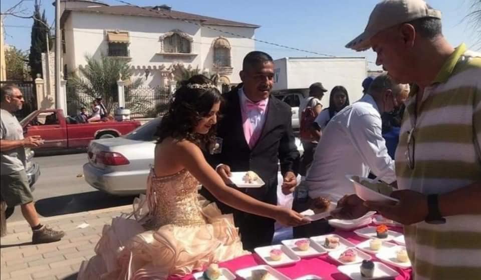 Quinceañera comparte su fiesta con personas de la calle1