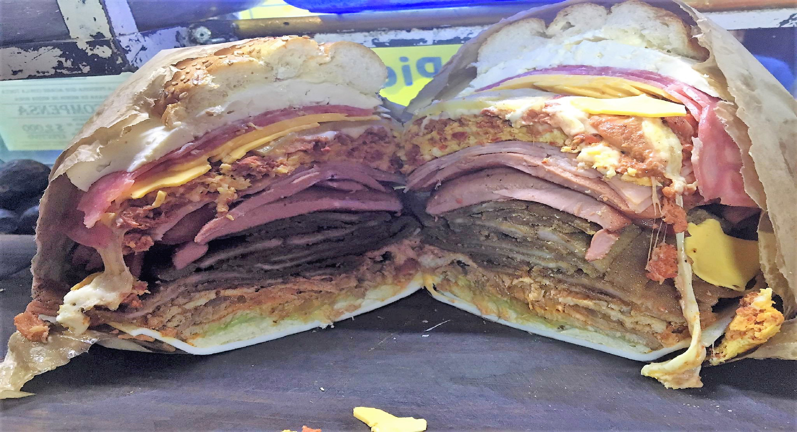 Recibe $2,500.00 pesos si te acabas esta inmensa torta