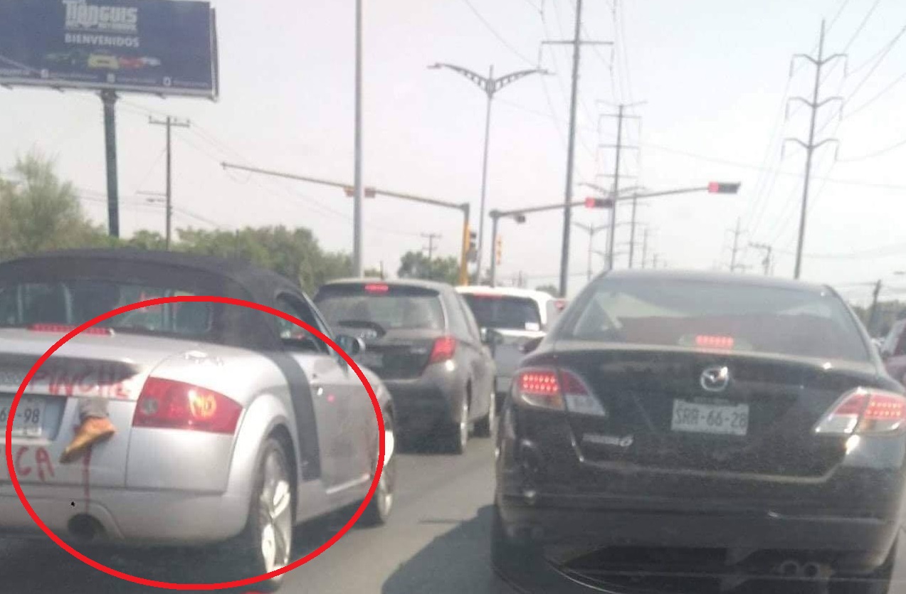 Automovilista causa indignación en redes sociales por lo que escribió en su cajuela
