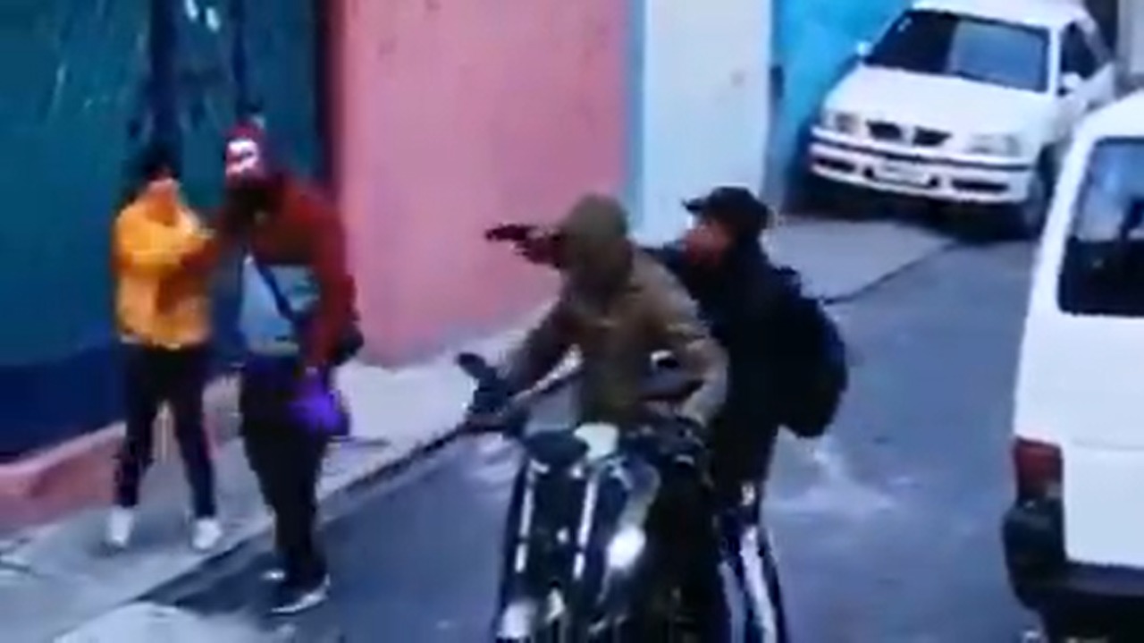 (VIDEO) Son asaltados con violencia una niña y su padre en Ecatepec