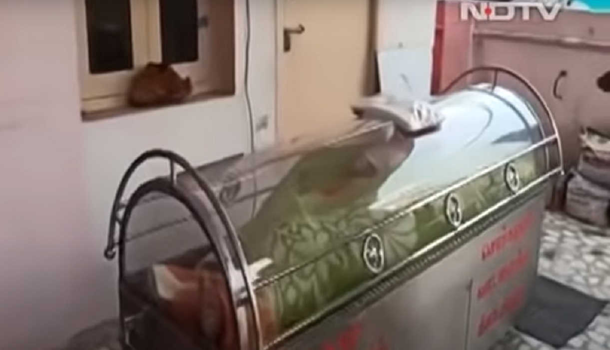 (Video) Hombre vivo en India pasó 20 horas en un congelador al creerlo muerto