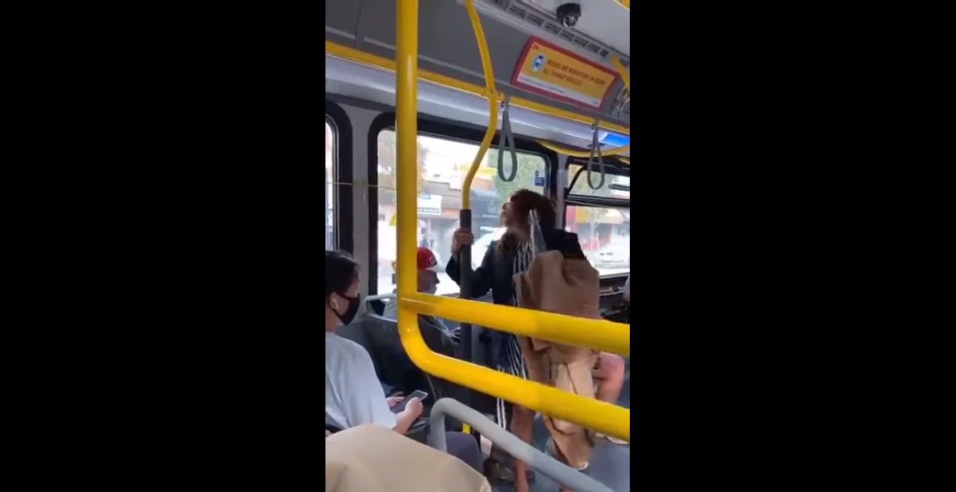 (Video) Mujer escupe a pasajero por exigirle uso de cubrebocas