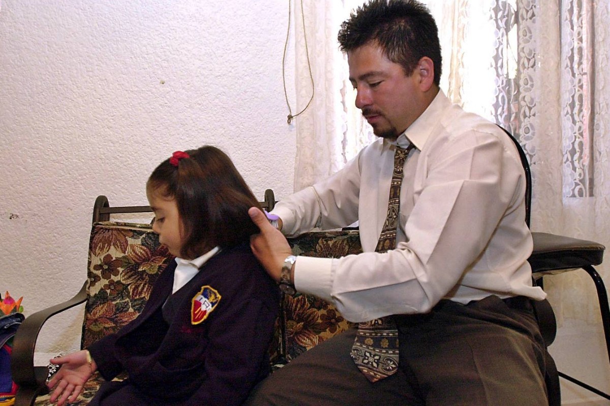 Padres solteros son considerados grupo vulnerable en la Ciudad de México y podrán obtener un apoyo del gobierno al igual que las mujeres.