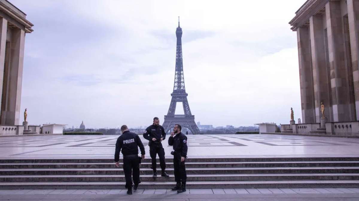 ÚLTIMO MOMENTO / Presunto terrorista decapita a maestro en calles de París