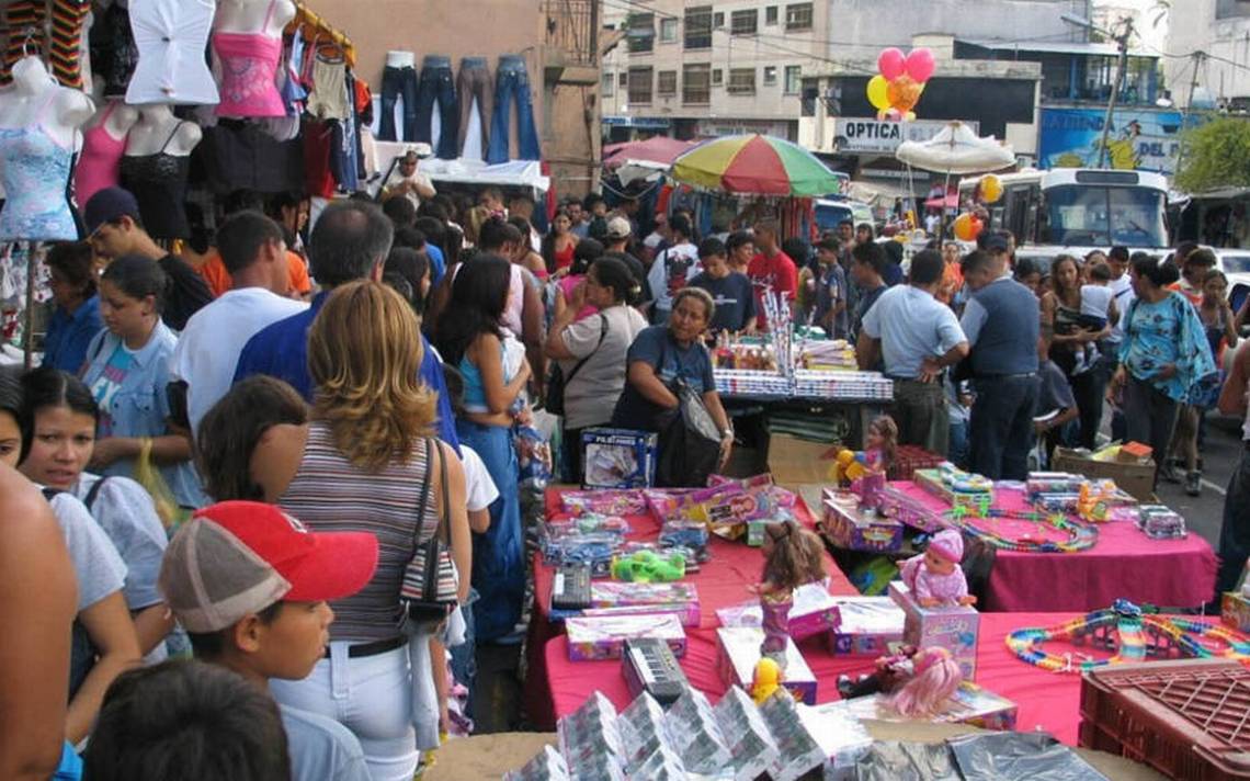 La Fiscalía General de la República (FGR), en su lucha por disminuir la piratería en la capital mexiquense, se dio a la tarea de revisar mercados de Toluca.