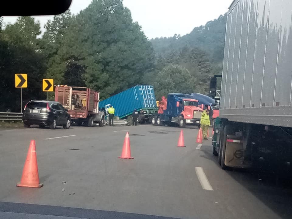 trailer-cae-a-barranco-en-la-mexico-toluca-160494