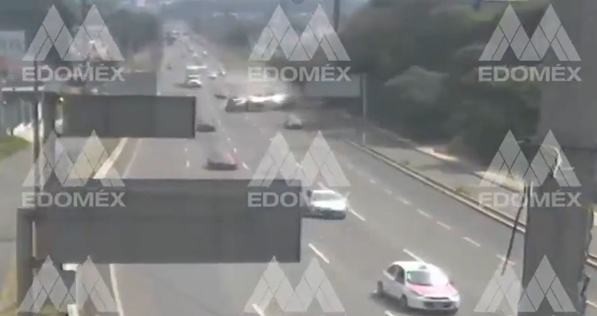 video-pipa-de-gas-lp-se-vuelca-en-la-mexico-toluca