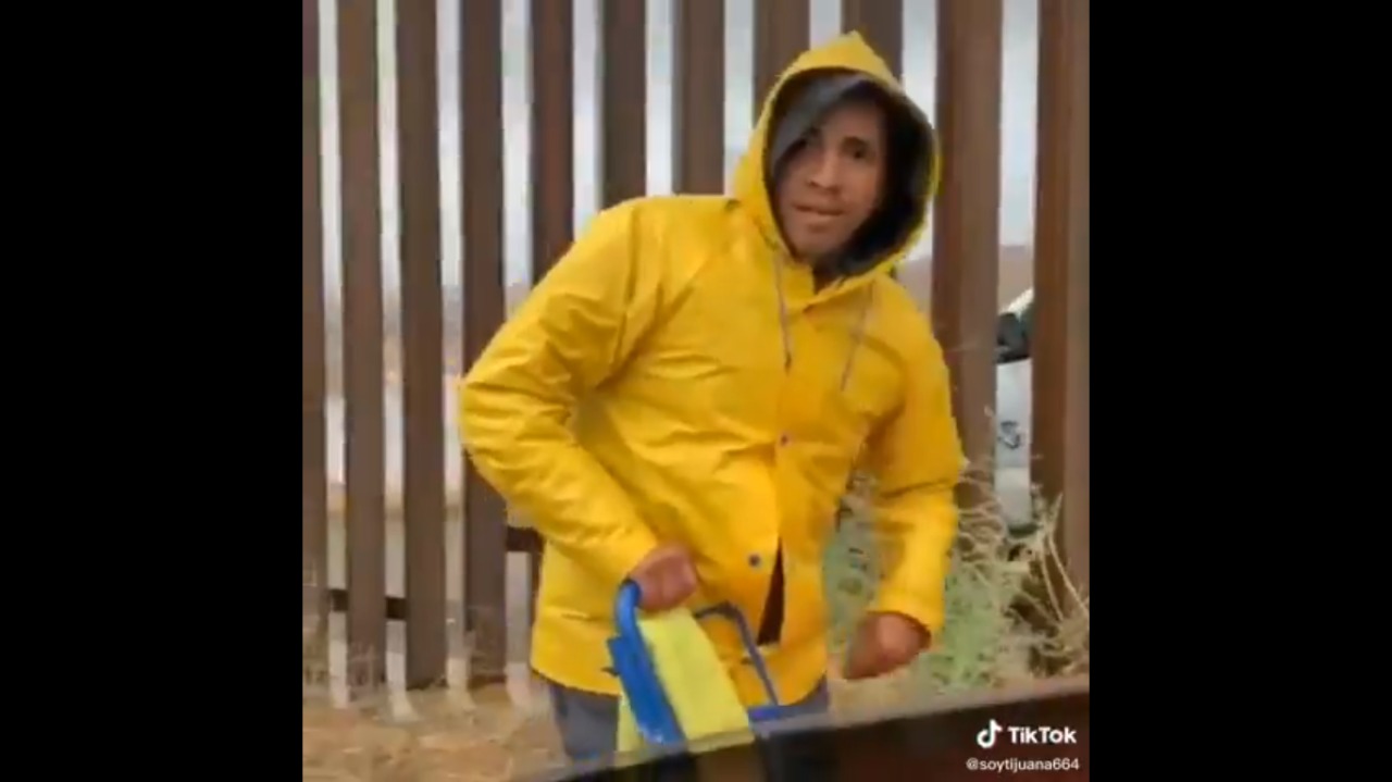 (Video) Agente fronterizo compra tamales en la frontera de Tijuana