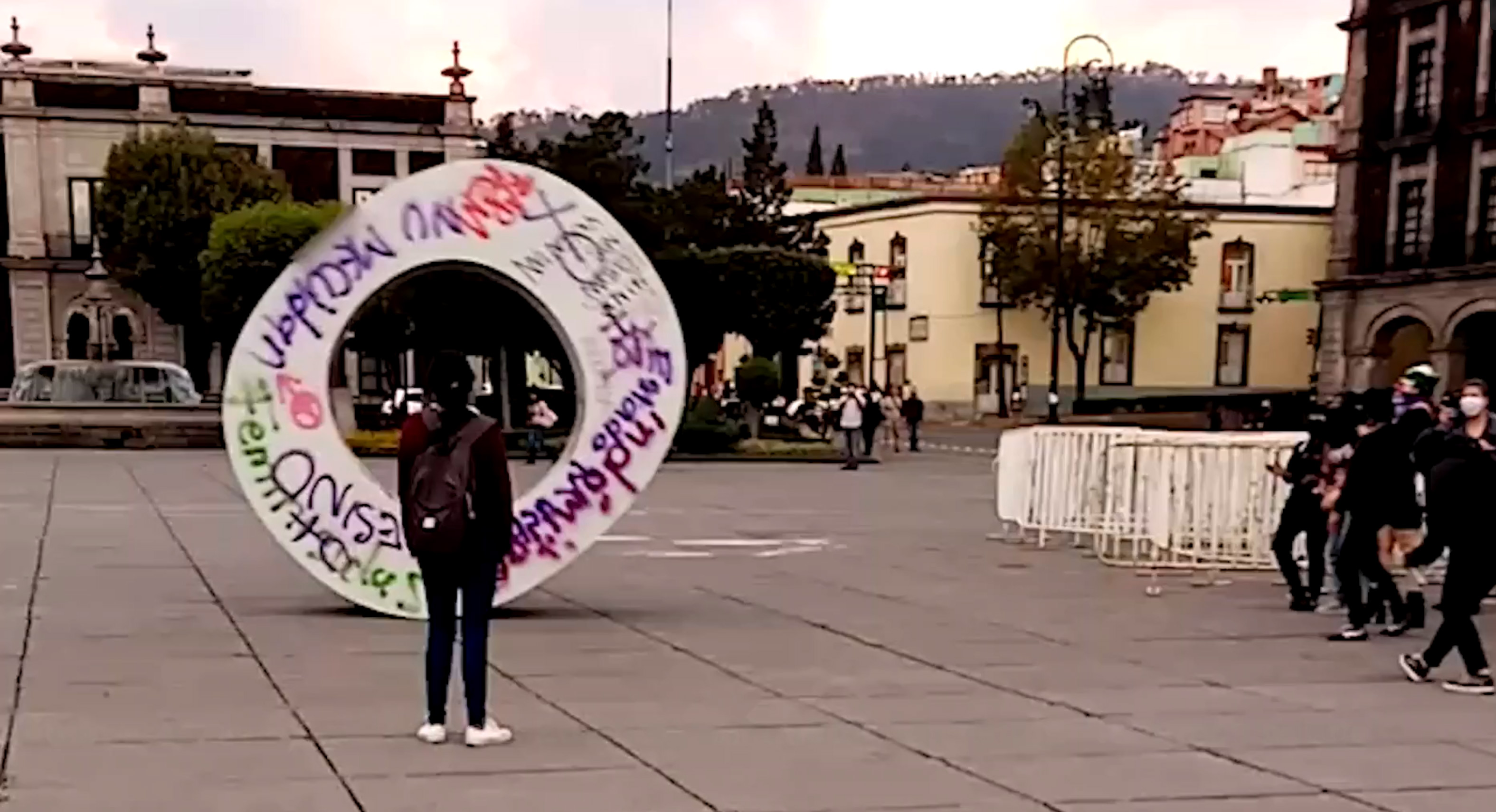 Así fue como feministas arrancaron la "O" de las letras del EDOMEX