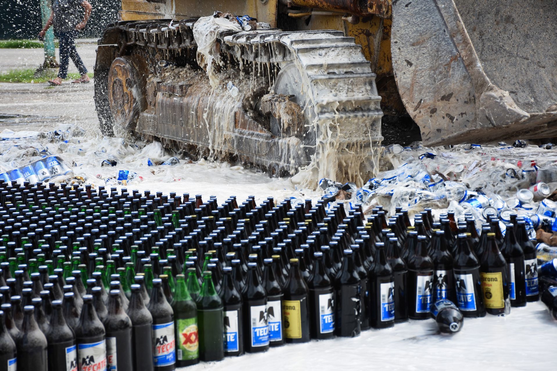 Destruyen-miles-de-cervezas-por-Ley-Seca-en-Campeche