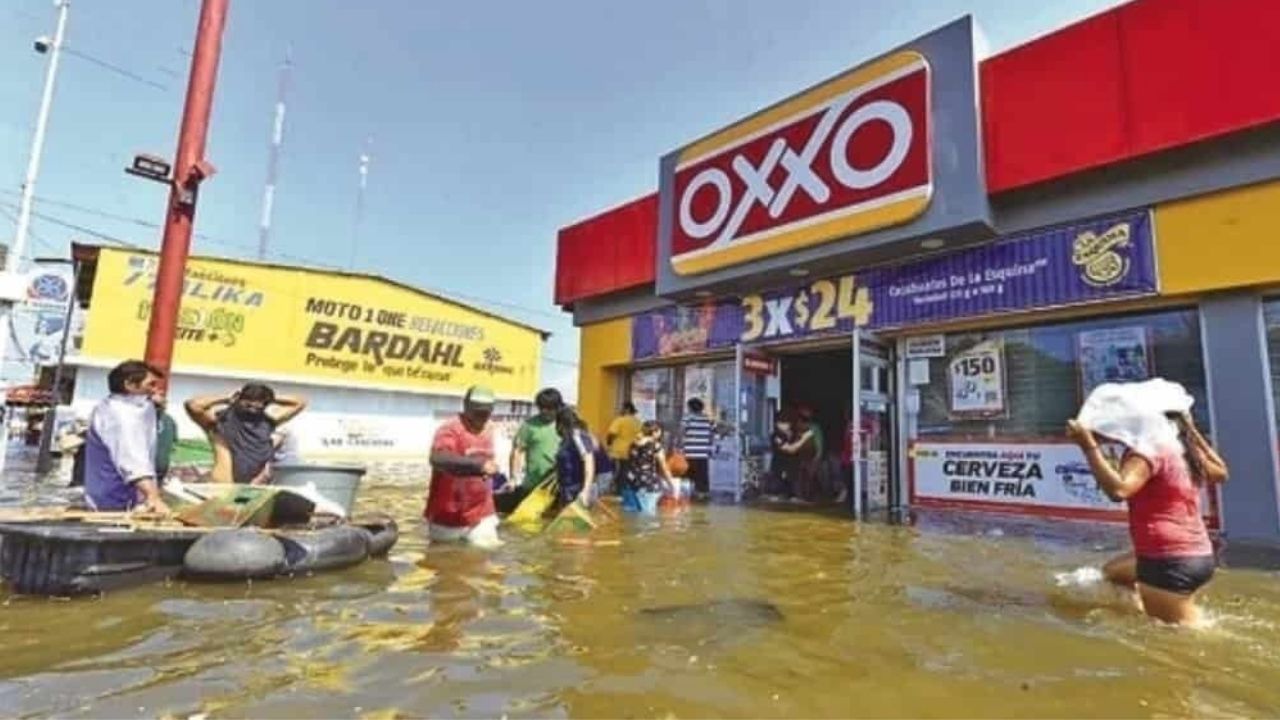 En-plena-inundacion-personas-saquean-un-Oxxo