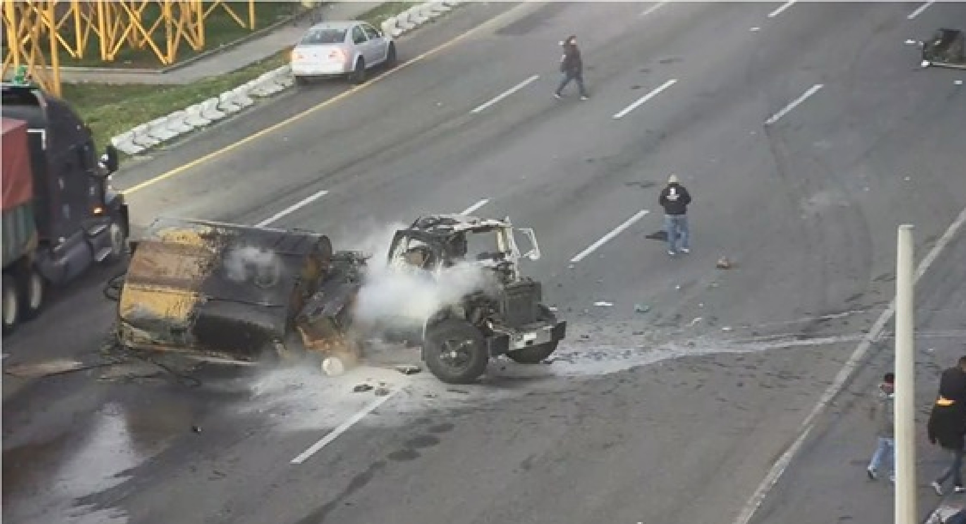 Registran aparatosa volcadura de tráiler en la México-Toluca || FOTOGALERÍA