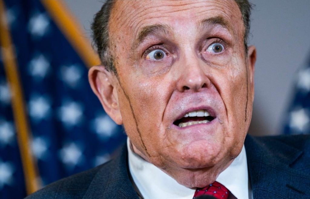Se-le-chorrea-el-tinte-del-cabello-en-plena-conferencia-de-prensa-a-Rudy-Giuliani