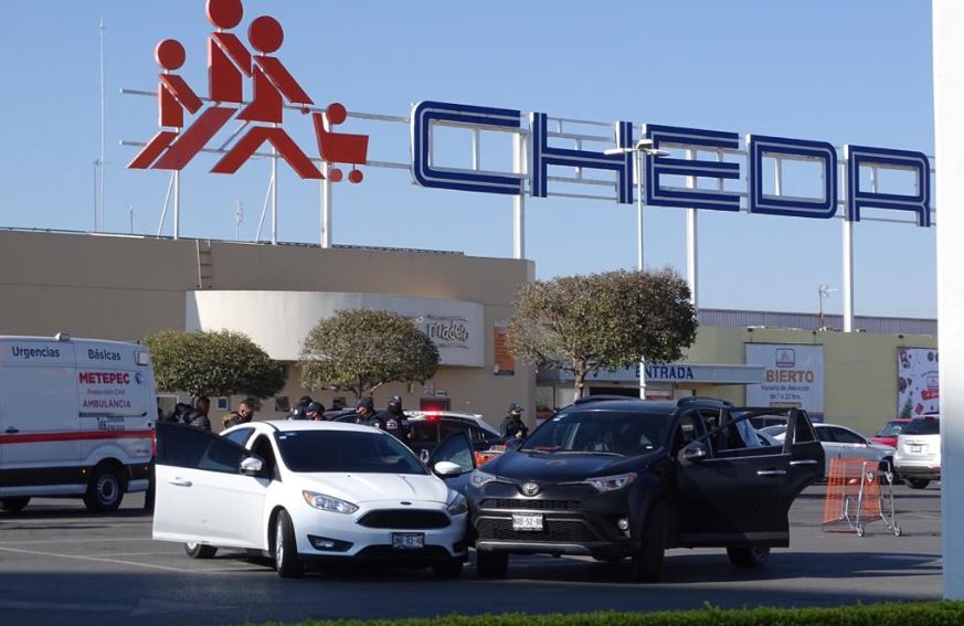 Se-registra-persecucion-y-balacera-en-Chedraui-Metepec