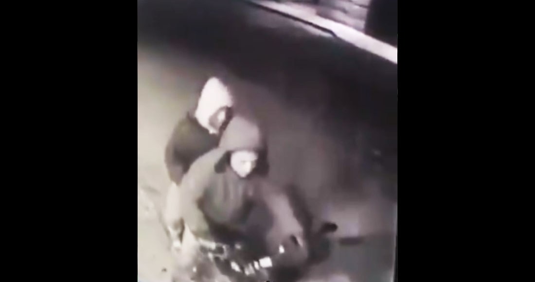 Sujetos pretenden robarse cámaras de vigilancia en Toluca || VIDEO