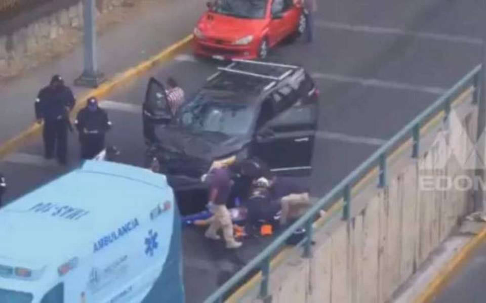 Familia asaltada al salir del banco atropellan a los delincuentes en Naucalpan.