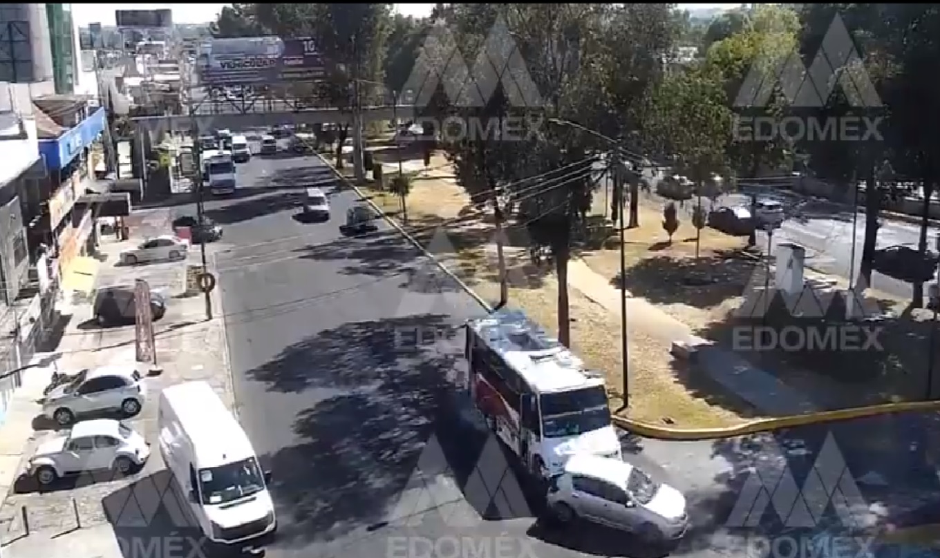 camion-hace-que-automovil-salga-proyectado