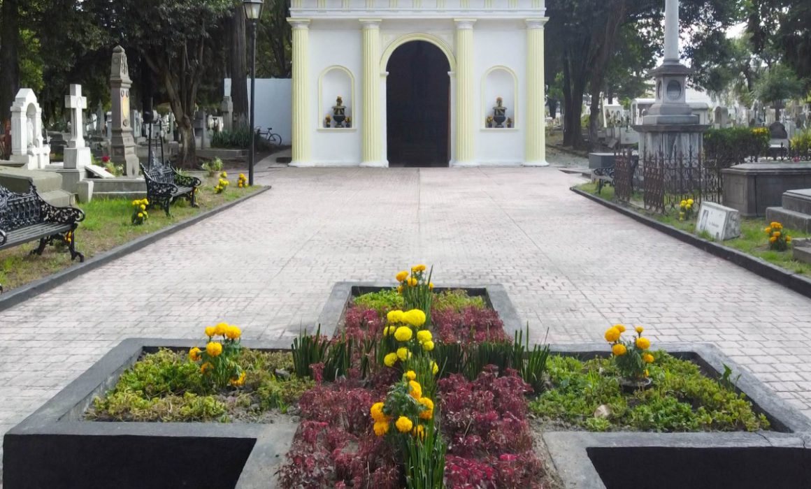 limpian y colocan flores en los panteones