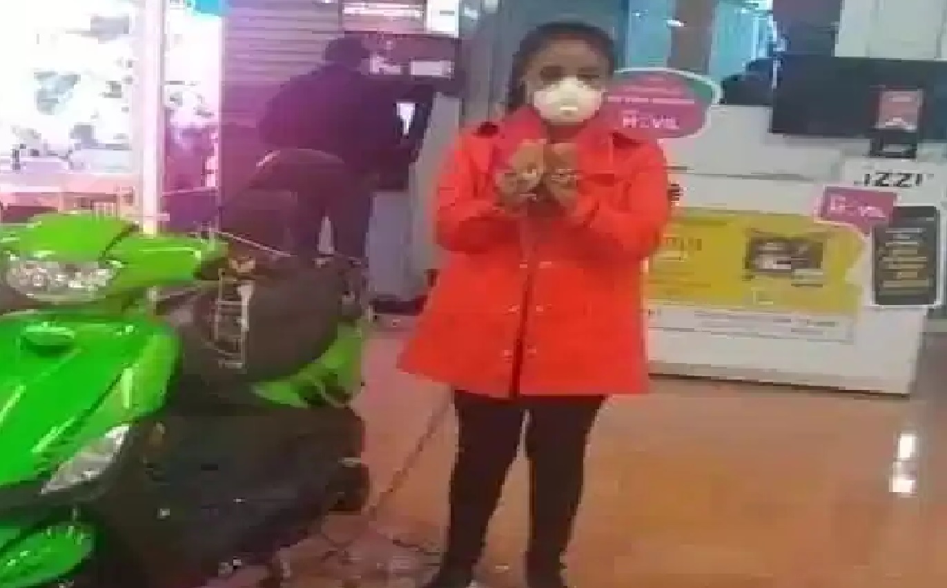 mujer-se-encadena-a-moto-respetan-precio-walmart