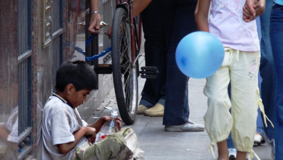 Andrés Manuel López Obrador (AMLO) anunció en la mañanera que se otorgarán becas y apoyos a niños y jóvenes huérfanos por Covid-19.
