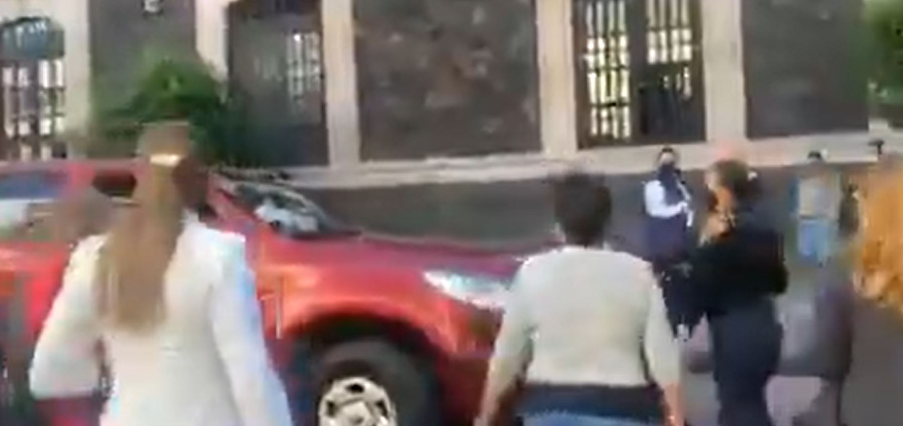 toluca-ciudadanos-defienden-a-policia-que-iba-ser-agredida2