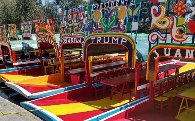 trajinera apoya a Trump en xochimilco