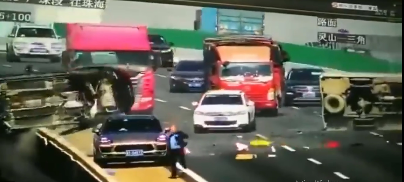 (Video) Auto es impactado por camión y cae de un puente de gran altura