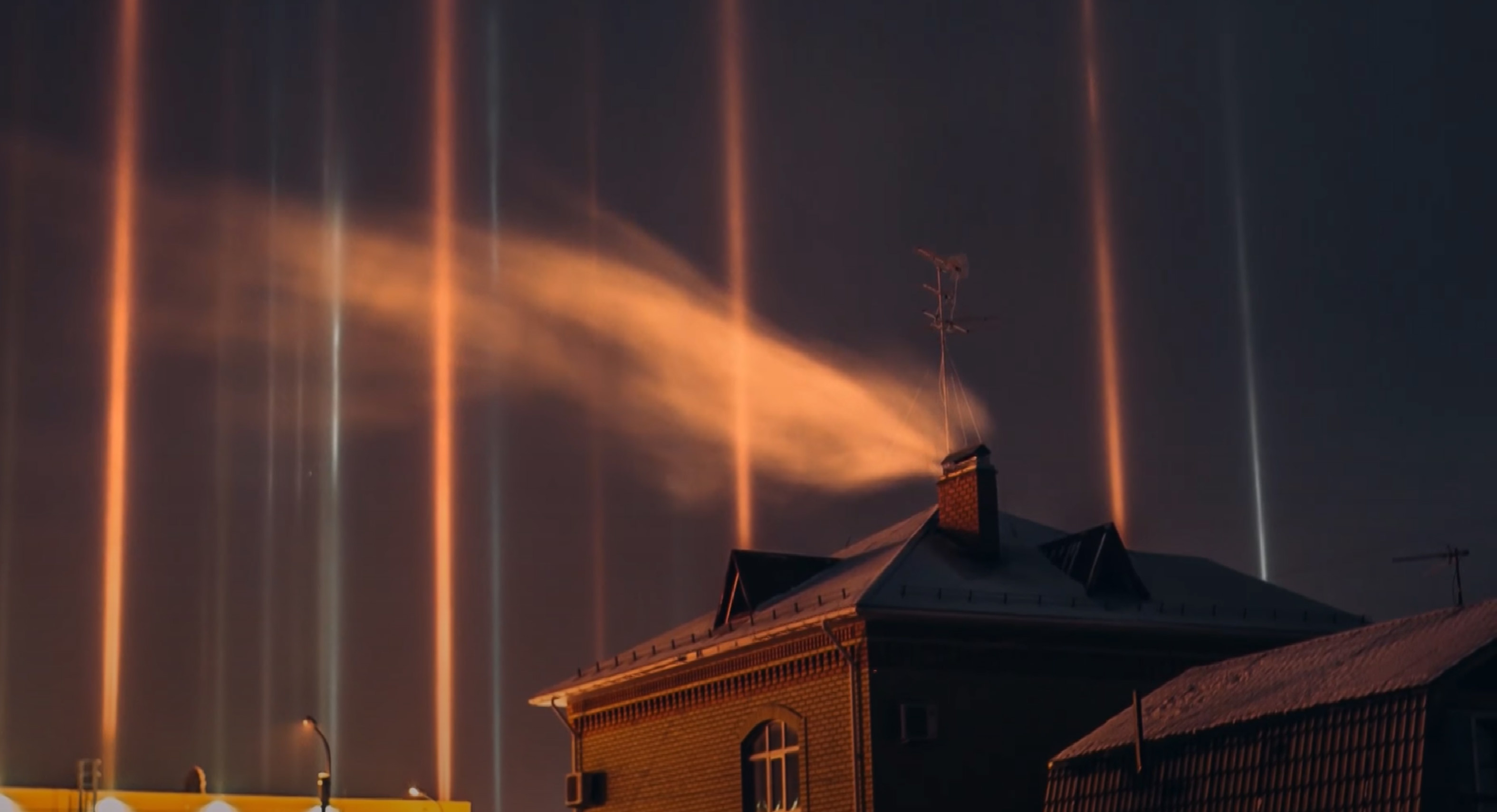 Aparece un increíble fenómeno de pilares de luz en el cielo de Rusia