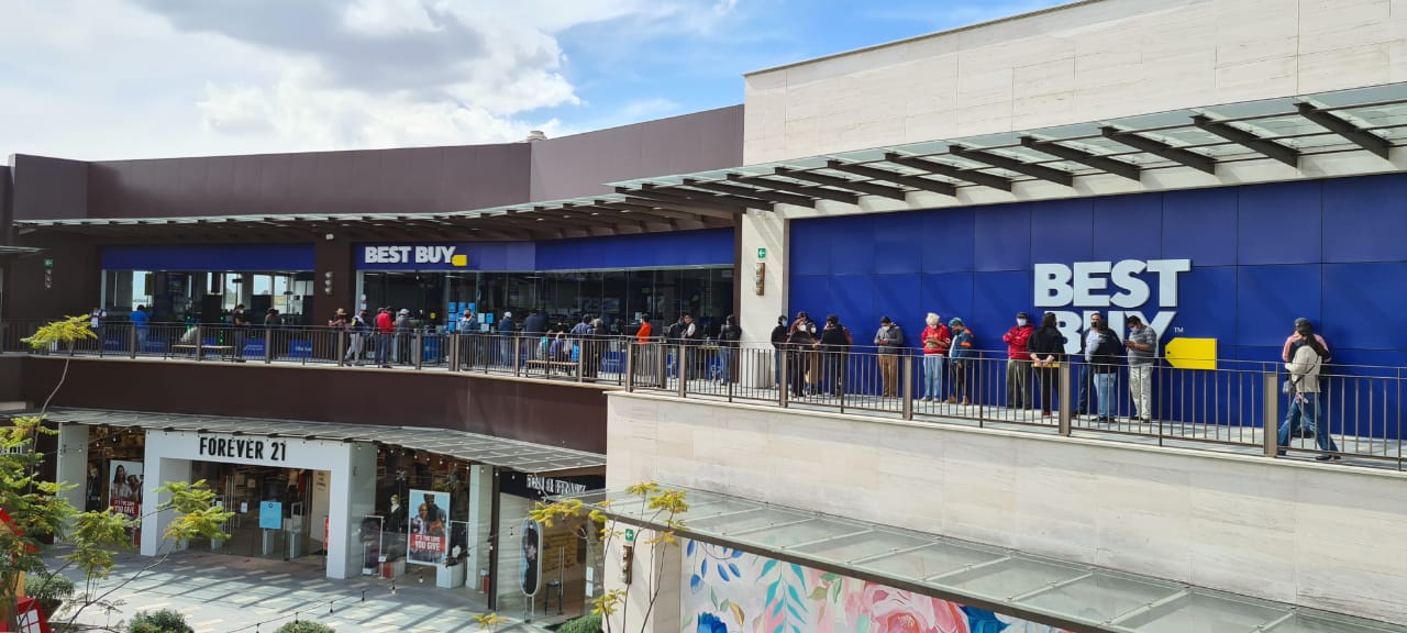Saturan tienda de Best Buy por liquidación y Protección civil decide cerrarla