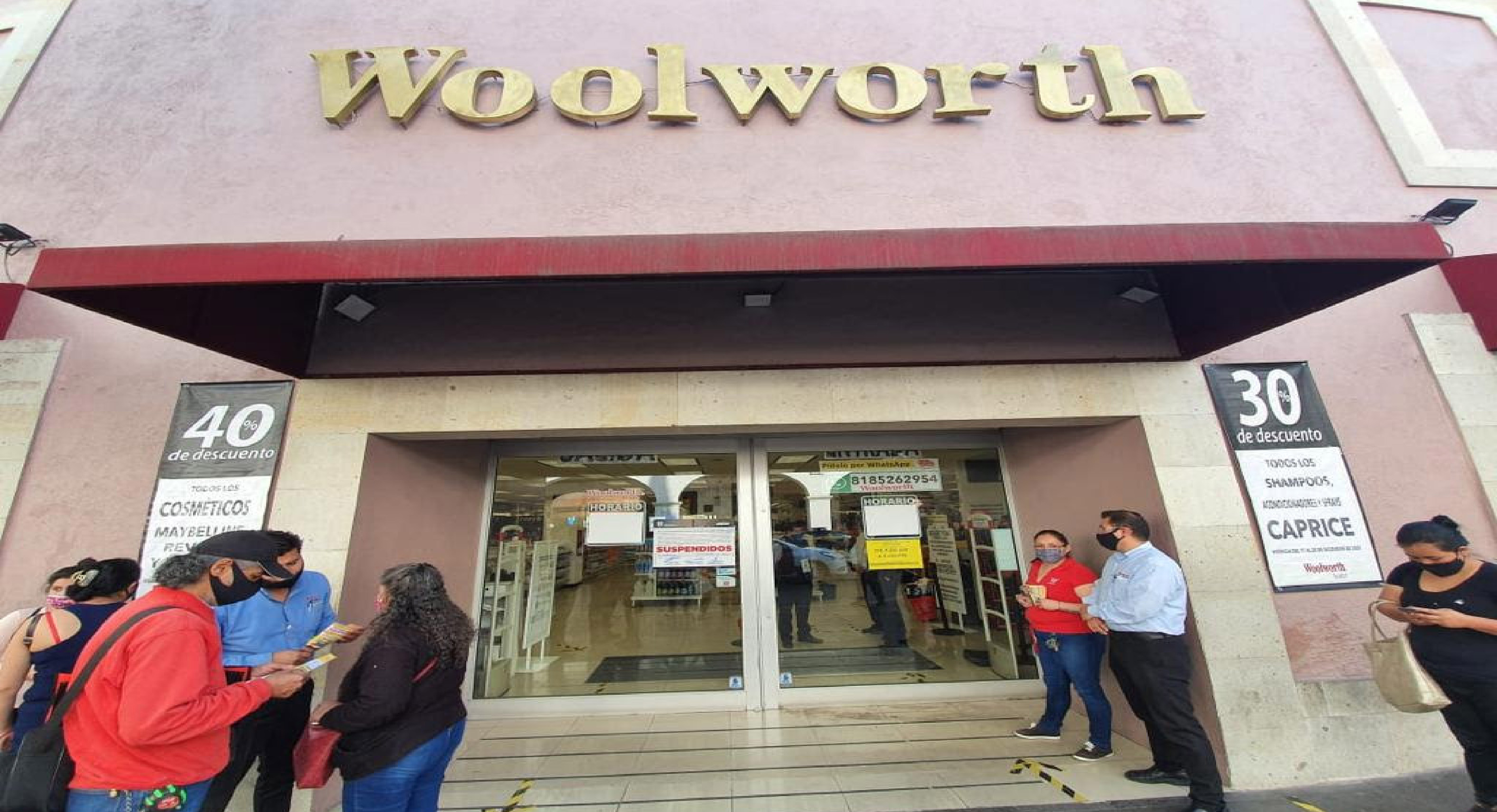 Tiendas departamentales y negocios no esenciales son suspendidos