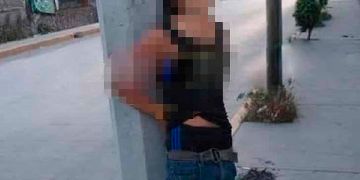 Sujeto por robar una casa lo amarraron a un poste