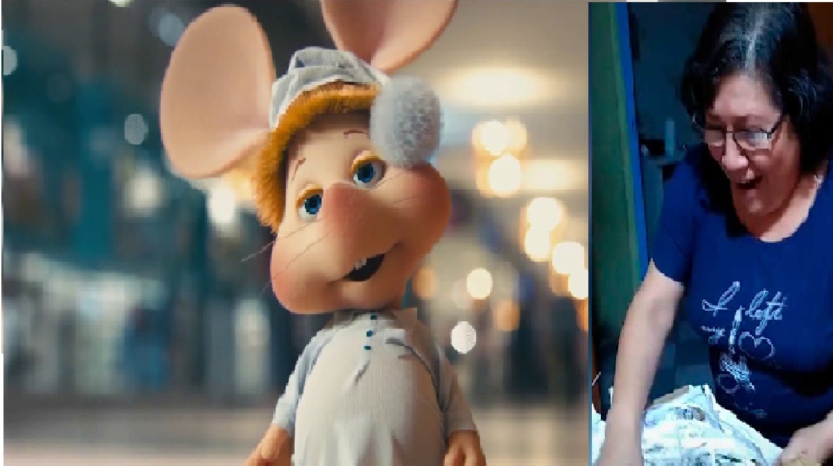 abuelita-emocionada-regalo-raton-topogigo