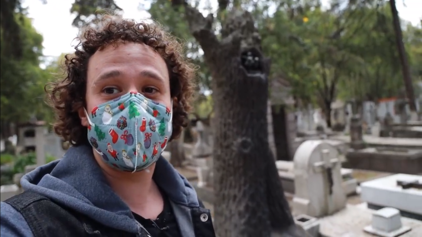 Luisito Comunica se queda atrapado en panteón de Toluca