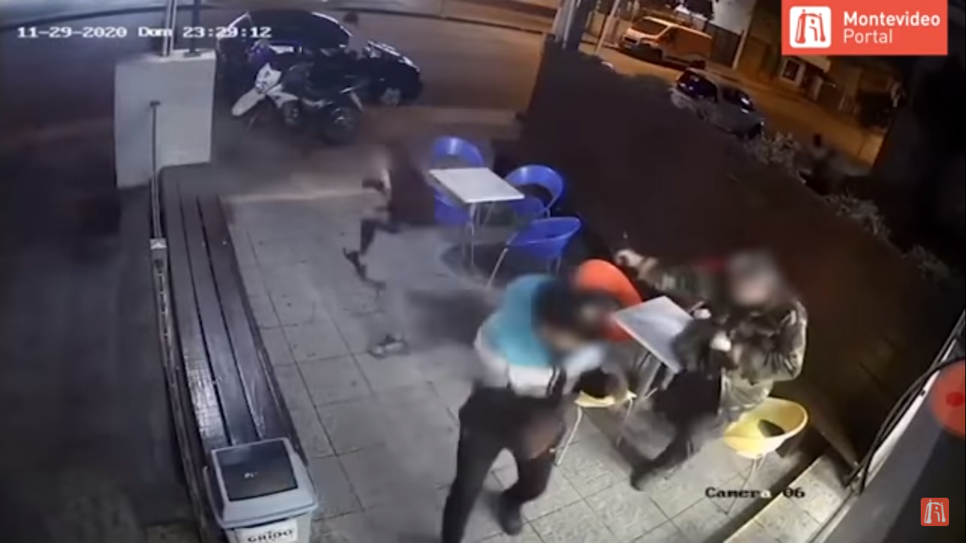 (Video) Oficial de policía evita asalto con helado en mano