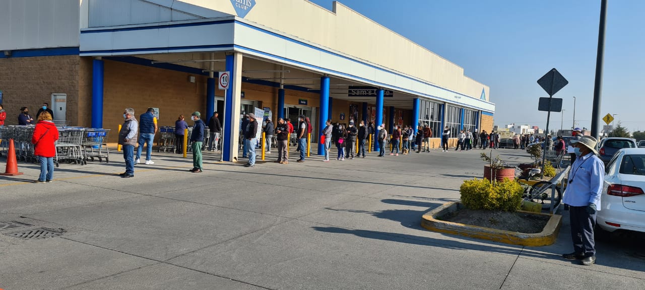 toluca-gente-hace-largas-filas-para-entrar-a-walmart-y-sams-de-alfredo-del-mazo-160494