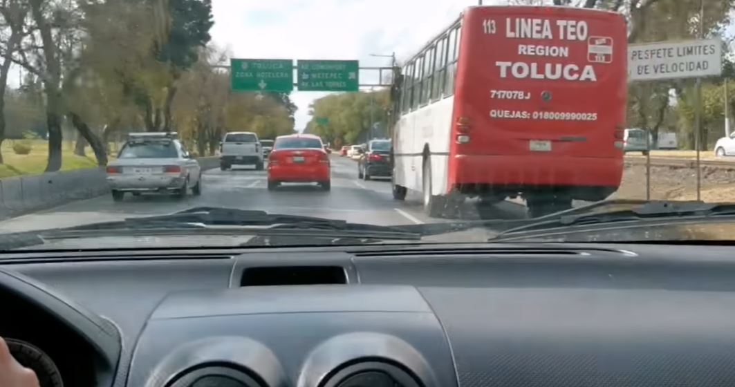 toluca-graban-transporte-publico-circulando-por-carriles-de-alta-velocidad-160494