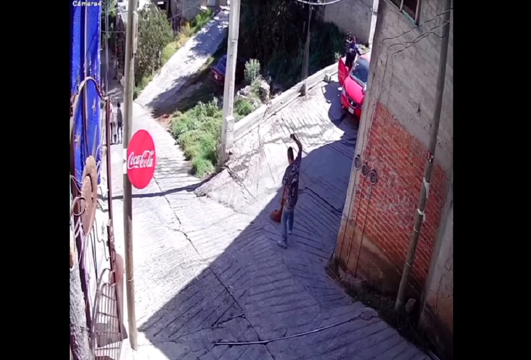 (Video) Hombre rompe botella de vidrio en un perrito mientras estaba acostado