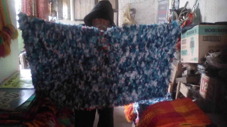 Adulto mayor de Toluca vende manteles, servilletas y tapetes para poder comer