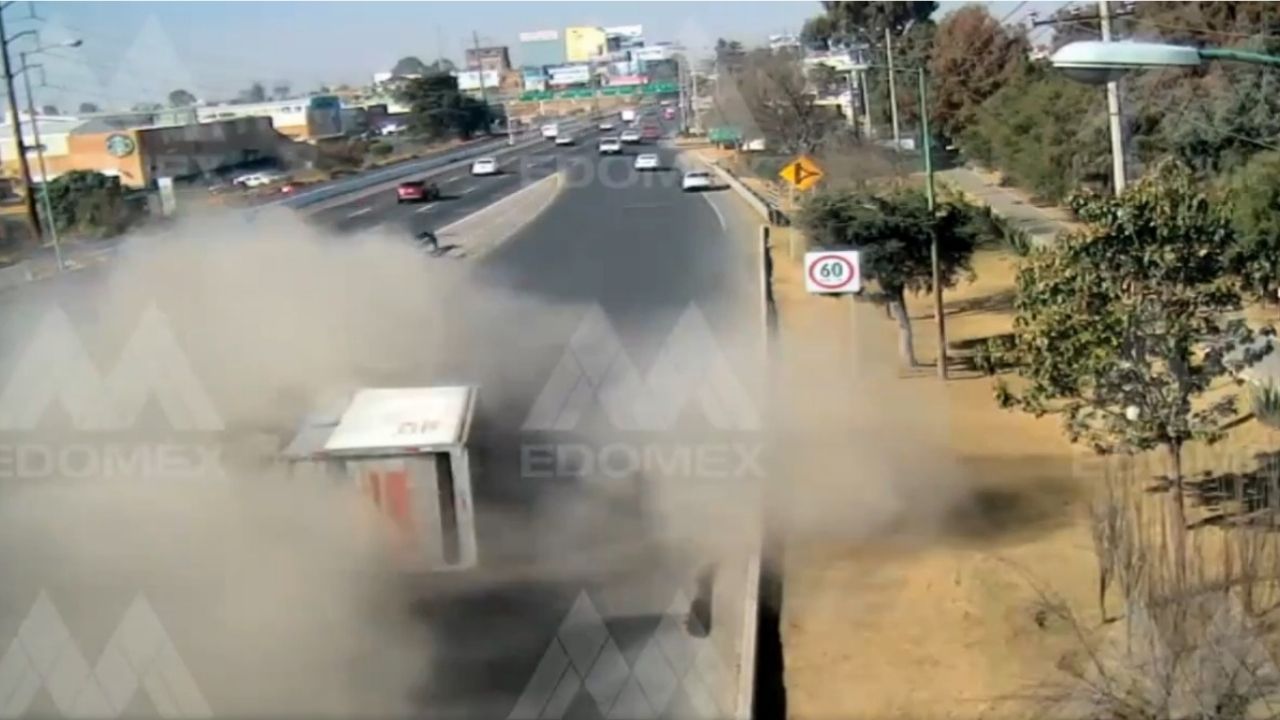 camion-pierde-el-control-y-vuelca-en-la-mexico-toluca