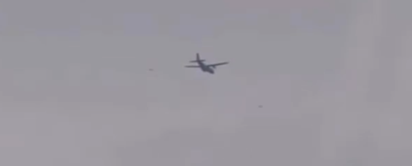 Video ll Captan OVNIs acercándose a un avión en Inglaterra