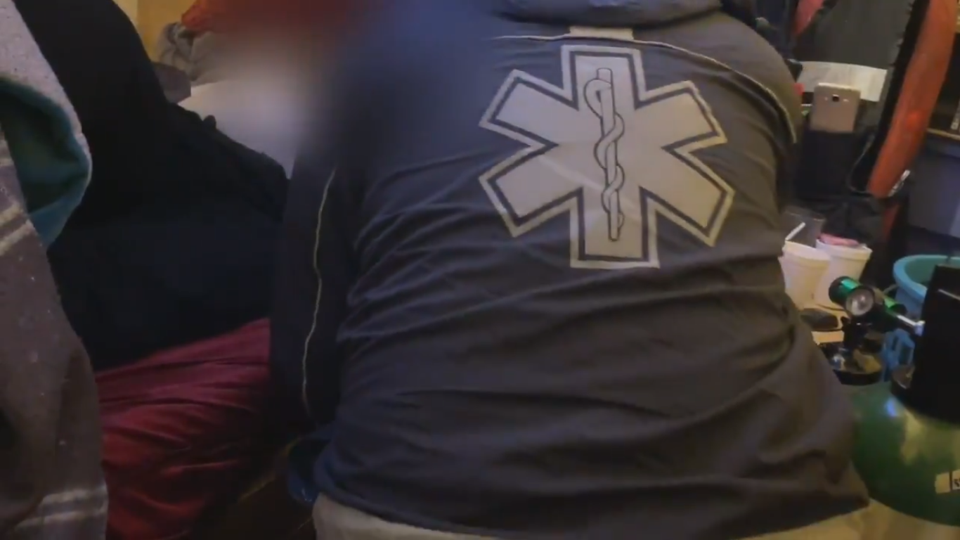 Reportero comparte videos de personas fallecidas por Covid-19