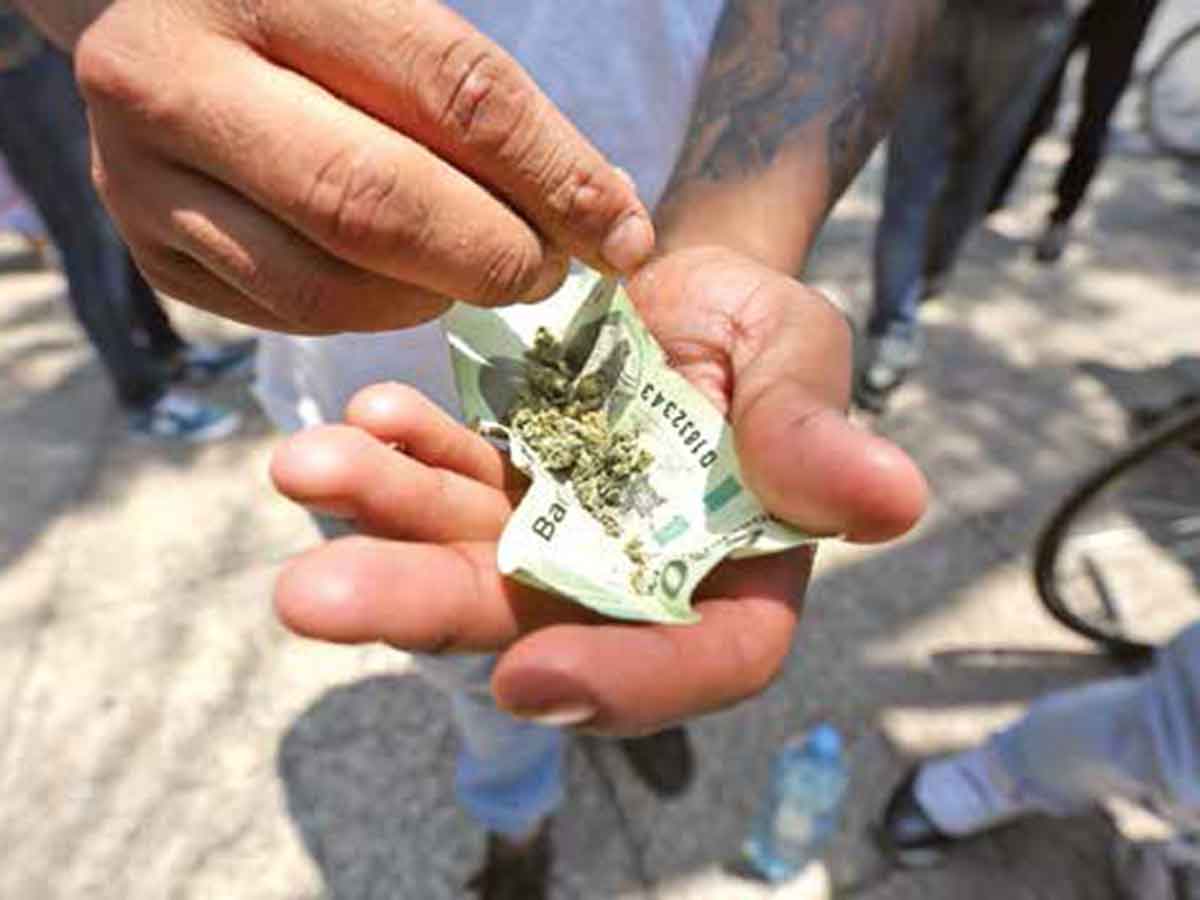 mexico-multaran-a-personas-que-fumen-marihuana-en-la-calle-160494