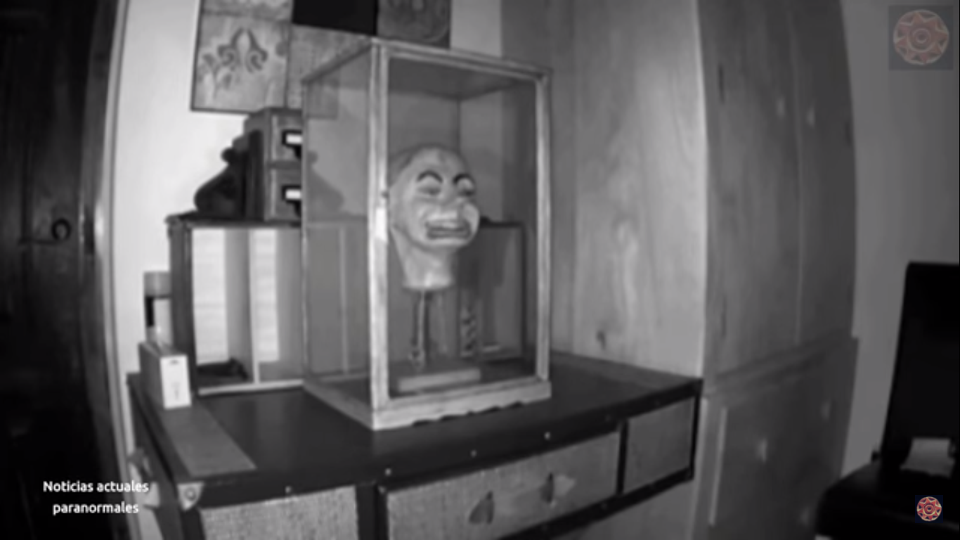 Video ll Captan a muñeco antiguo cobrando vida por la noche