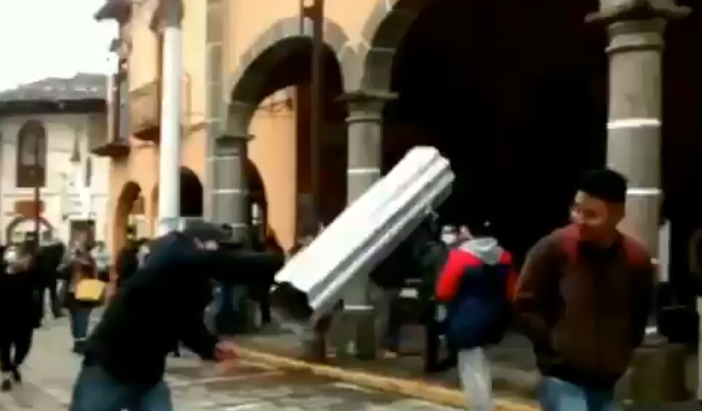 Video II Joven es golpeado con lámina por no usar cubrebocas en Puebla