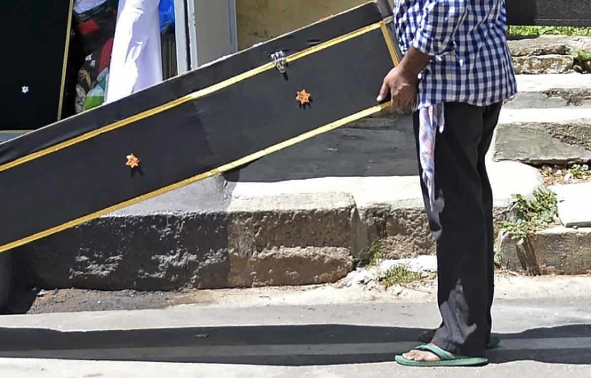 viral-con-cadaver-vecinos-intenta-cobrar-ahorros-en-banco-para-pagar-gastos-funerarios-160494