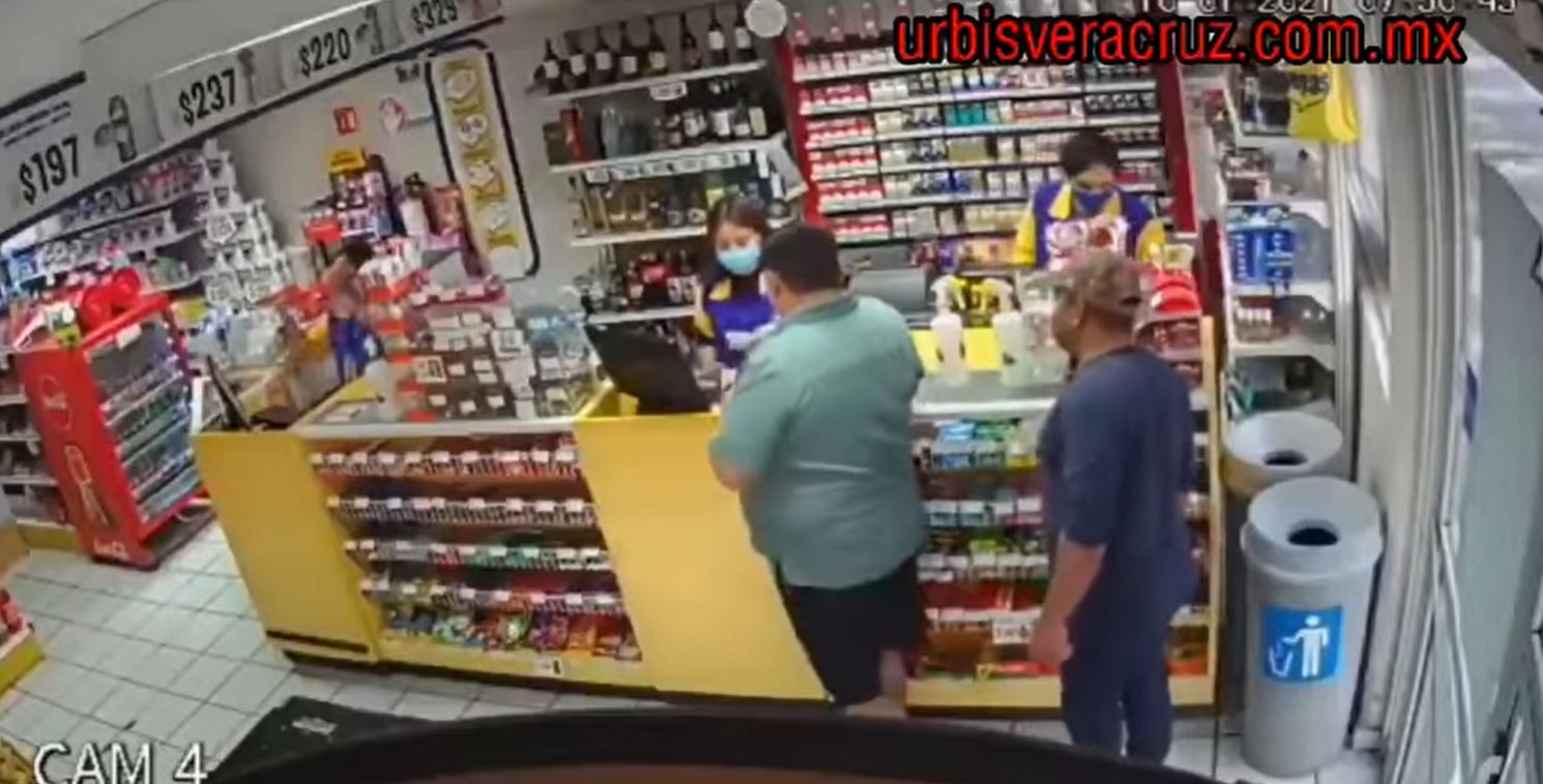 viral-hombres-golpean-a-empleado-de-tienda-de-autoservicio-por-pedirles-usar-cubrebocas-video-160494