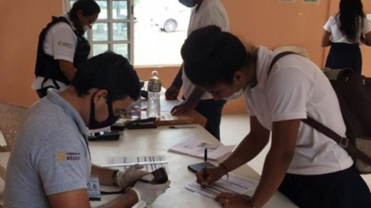 Los estudiantes que cursan su licenciatura en las Escuelas Normales públicas del país  y estén por culminar su formación académica y profesional.