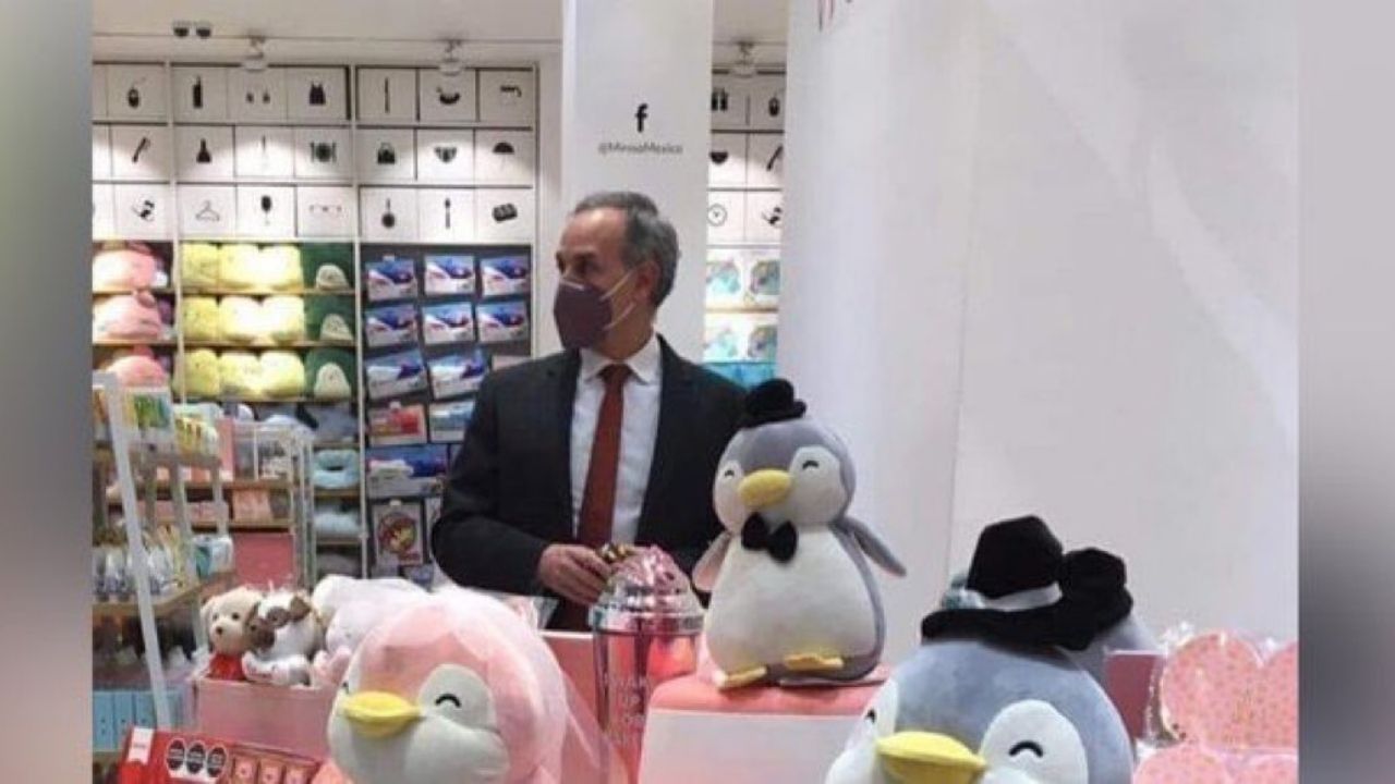difunden-imagenes-de-lopez-gatell-en-una-tienda-miniso