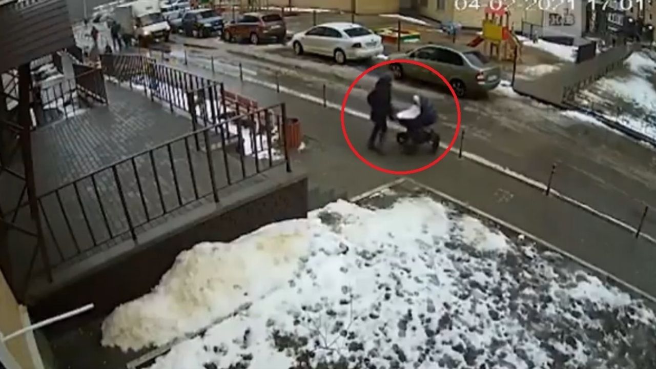 hombre-se-avienta-desde-edificio-cae-en-carriola-de-bebe