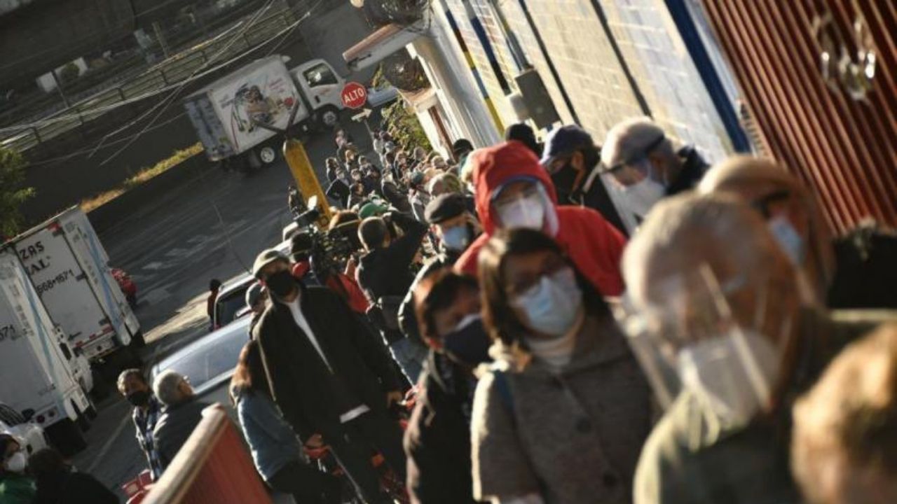 largas-filas-de-adultos-mayores-para-recibir-vacuna-contra-covid-19